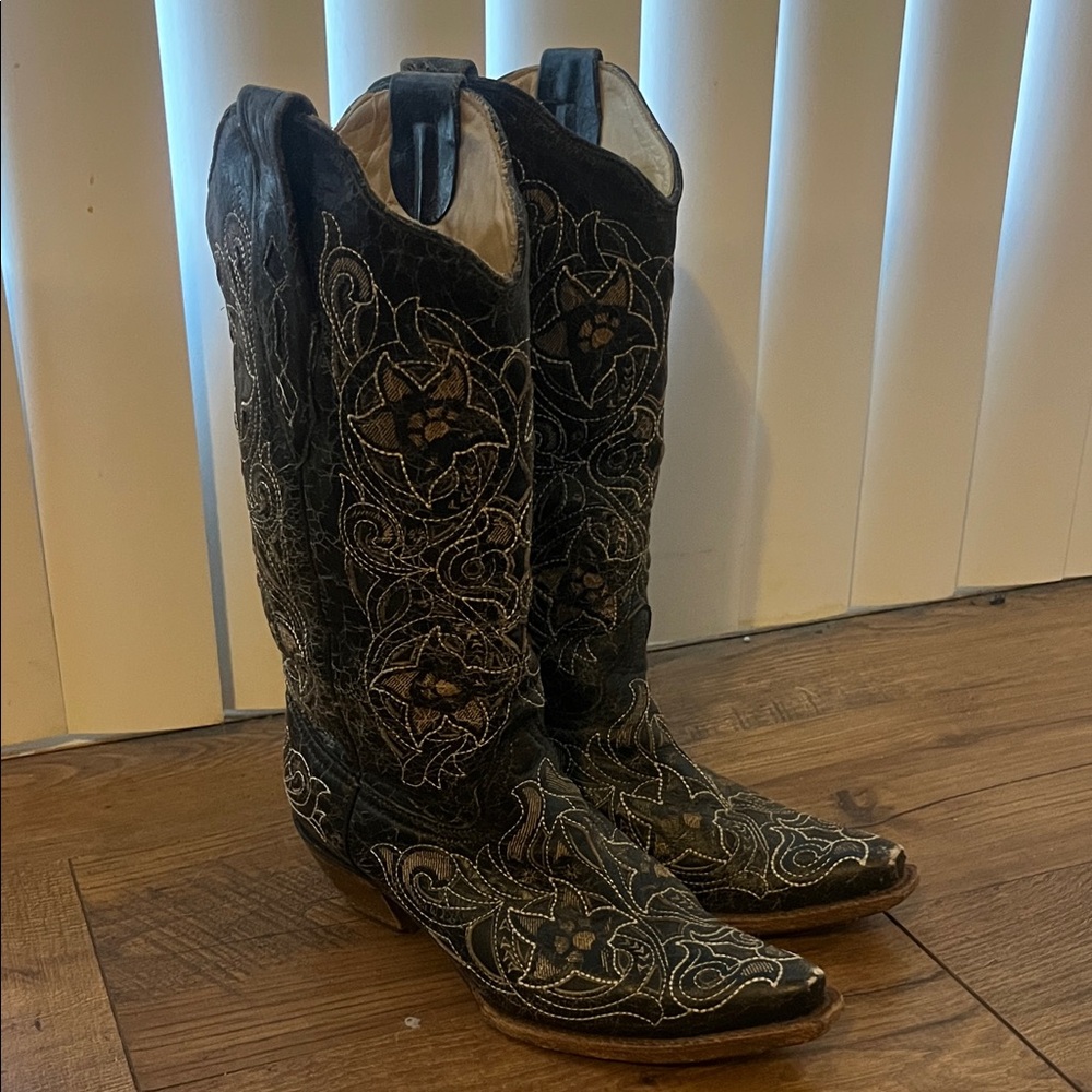 Corral boots Embroidered Black Heeled Boots 7.5